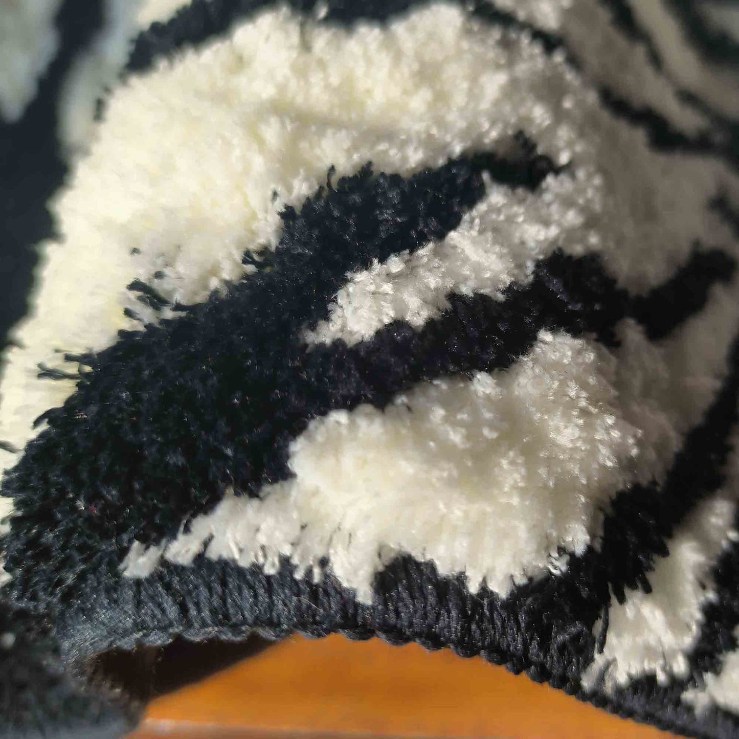 JoySwallow Black White Flowers Tufted Bathmat, Floral Bathroom Rug, Flower Area Rug, Floral Bedroom Rugs