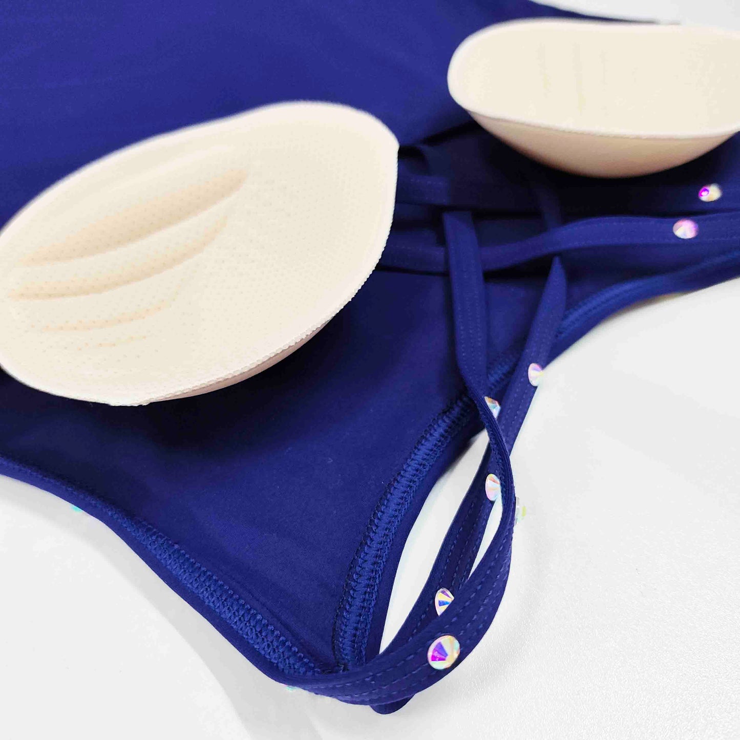 Maßgeschneidertes 3-teiliges Eiskunstlauf-Trainingsset – Top mit Spitzenrücken, Trägertop und Hose