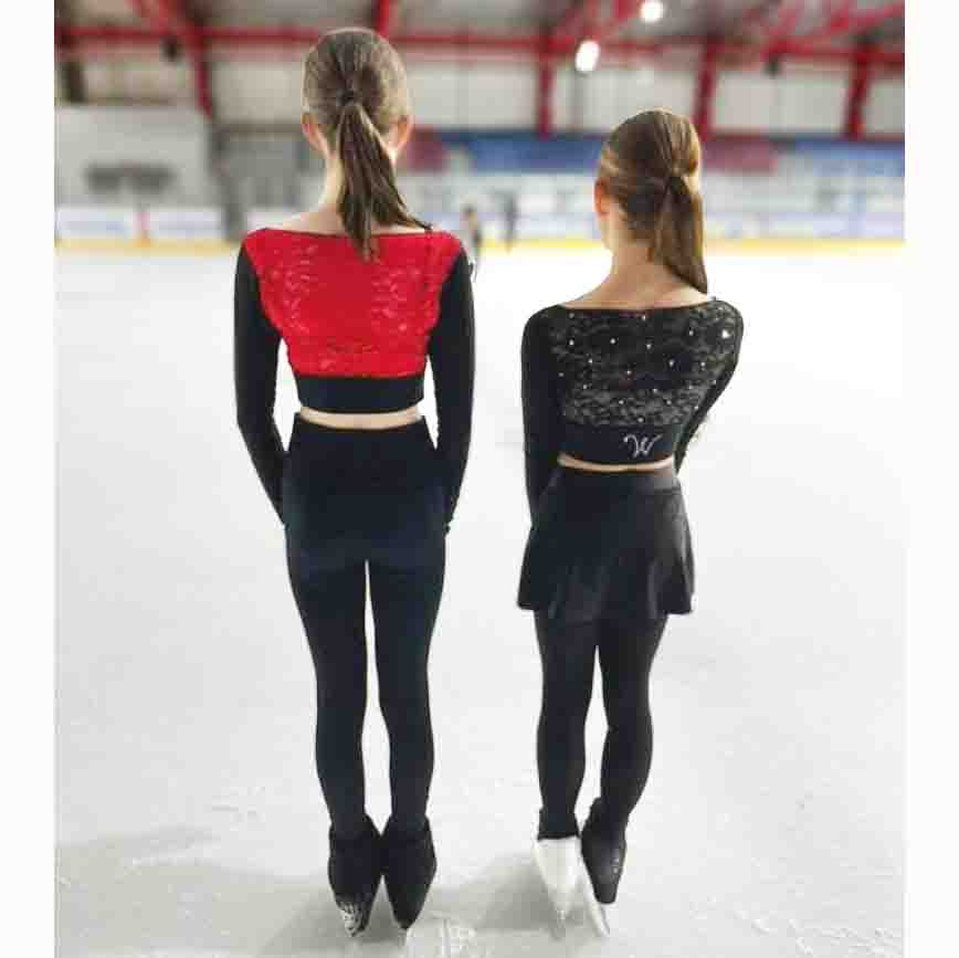 Maßgeschneiderte Eiskunstlauf-Crop-Tops – Schwarz, langärmlig, roter Spitzenrücken mit roten Strasssteinen und personalisierten Initialen 